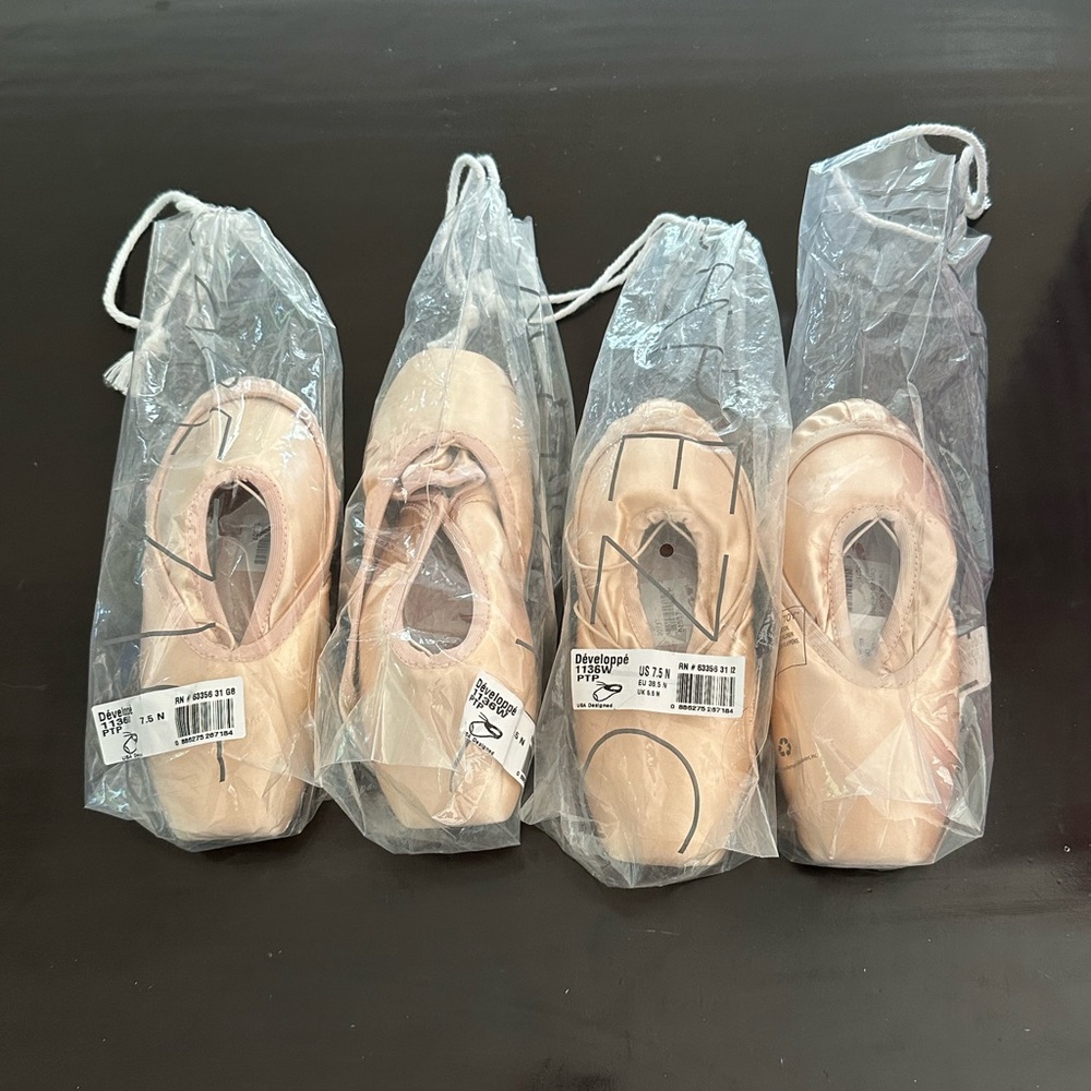 CAPEZIO POINTE SHOES